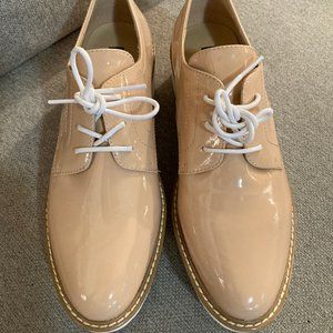DKNY TAN PATENT LEATHER OXFORDS 8M